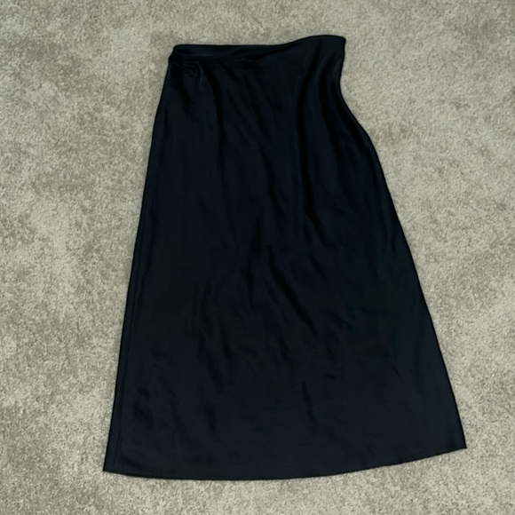 Satin like skirt from Forever 21 ๐๐๐Navy Blue, easy to style, can be work often - Picture 5 of 6